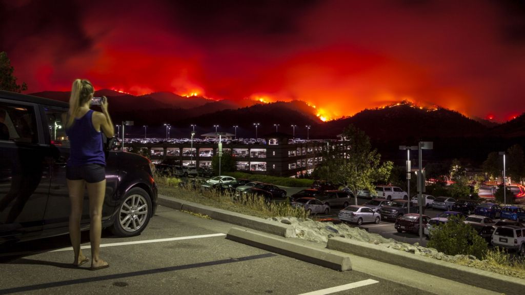  Las llamas destruyen un centenar de casas y desplazan a miles de personas en Colorado 