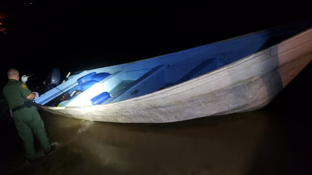  Rescatan embarcaci&oacute;n con 27 personas que confront&oacute; problemas en costa de A&ntilde;asco 