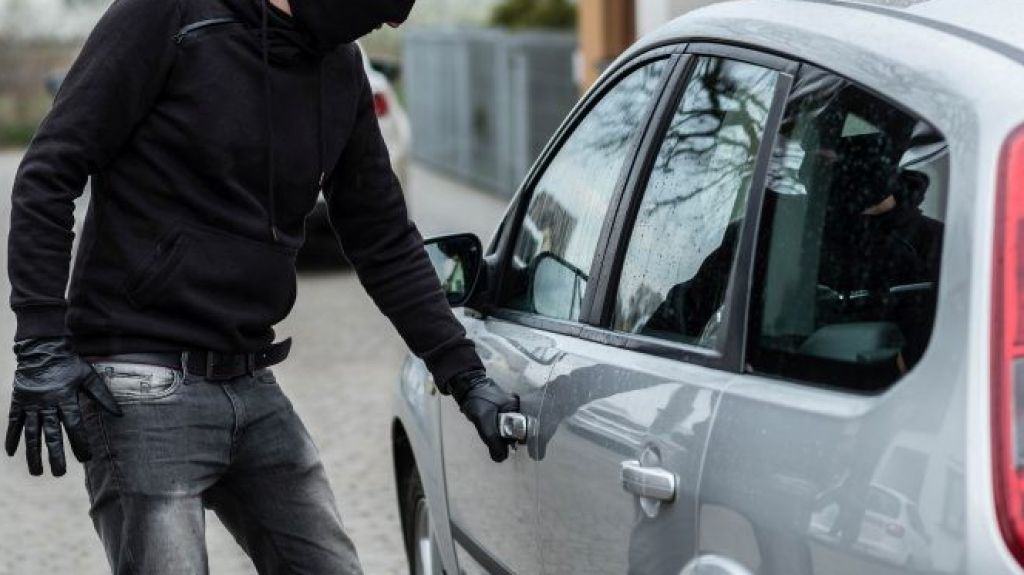  Roban guagua frente a residencia en Trujillo Alto 