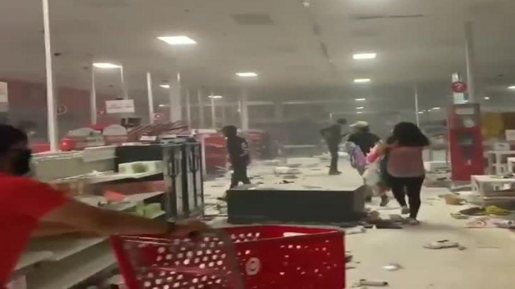  Video: Descontrol en Minneapolis, saquean tiendas Target 