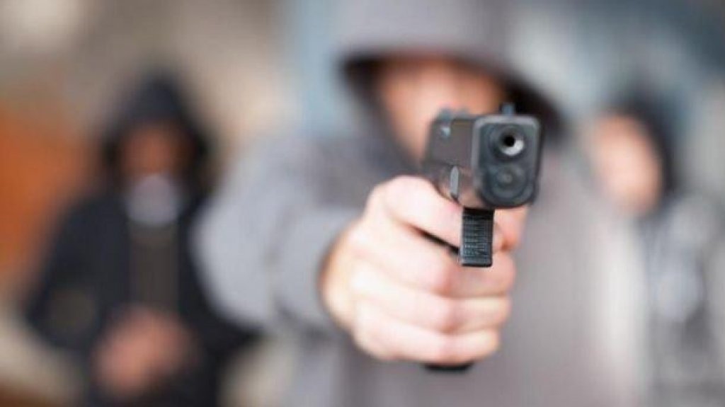  Hombres armados lo asaltan y le quitan hasta los tenis en R&iacute;o Piedras 