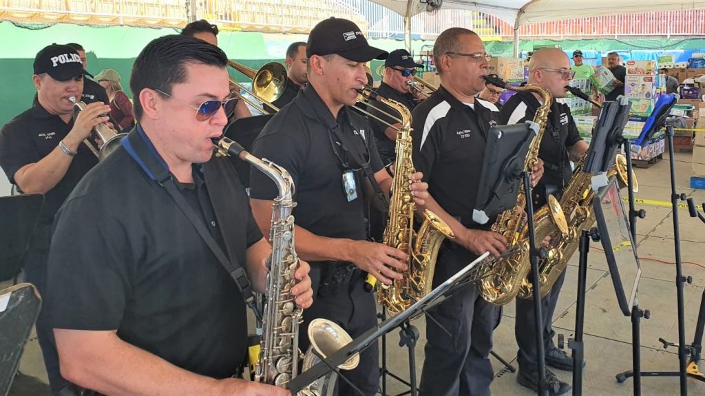  Banda de la Polic&iacute;a lleva m&uacute;sica y entretenci&oacute;n a refugiados 