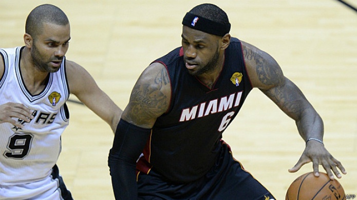 LeBron James se declara agente libre