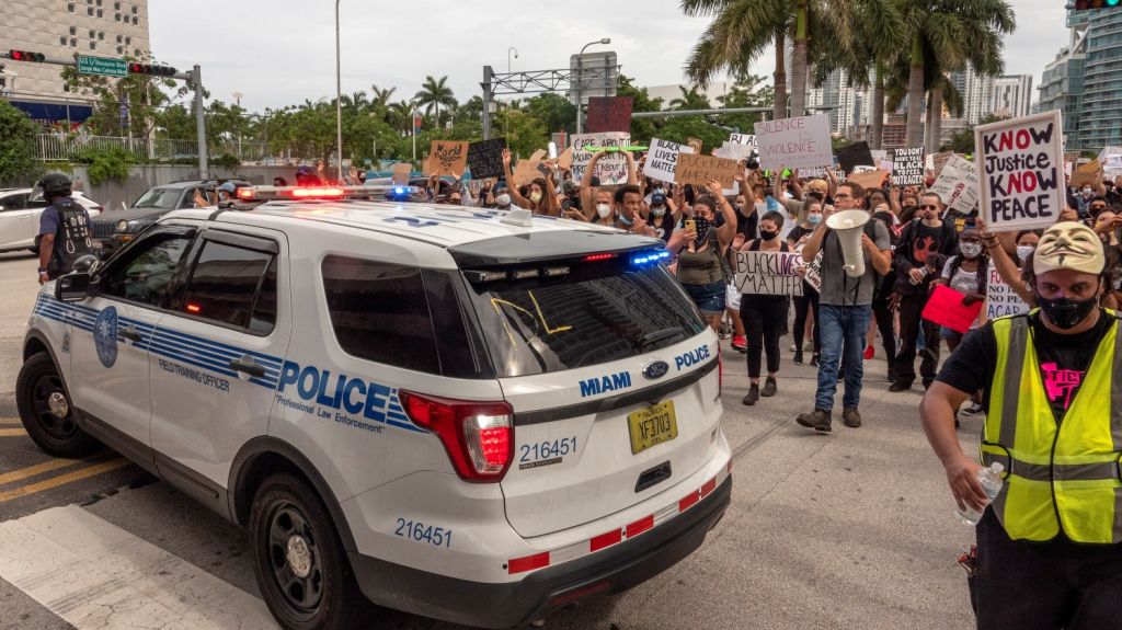  Latino arrestado en Miami dice que le pagaron para hacer protestas violentas 