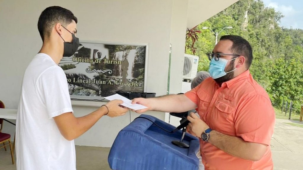 Ciales entrega becas a todos los graduados de la escuela Juan A. Corretjer 