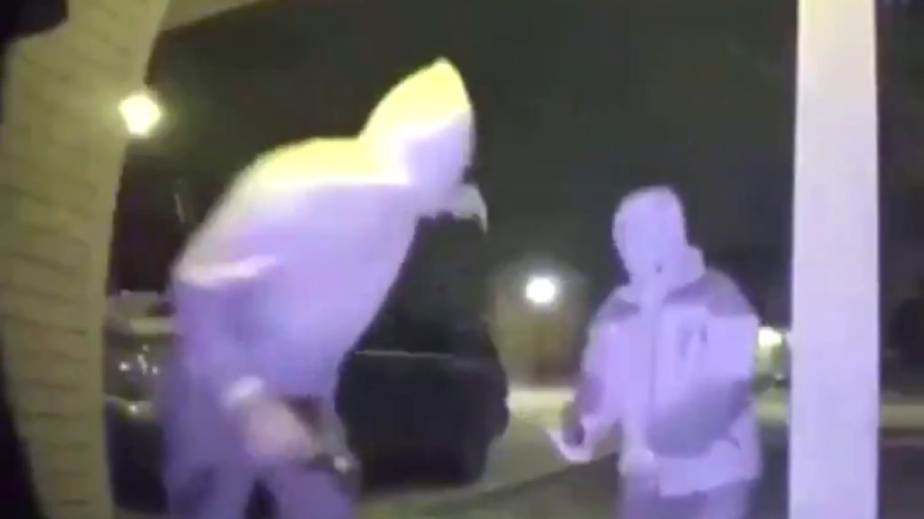  Video:Un ladr&oacute;n se dispara por accidente en una pierna intentando derribar la puerta de una casa 