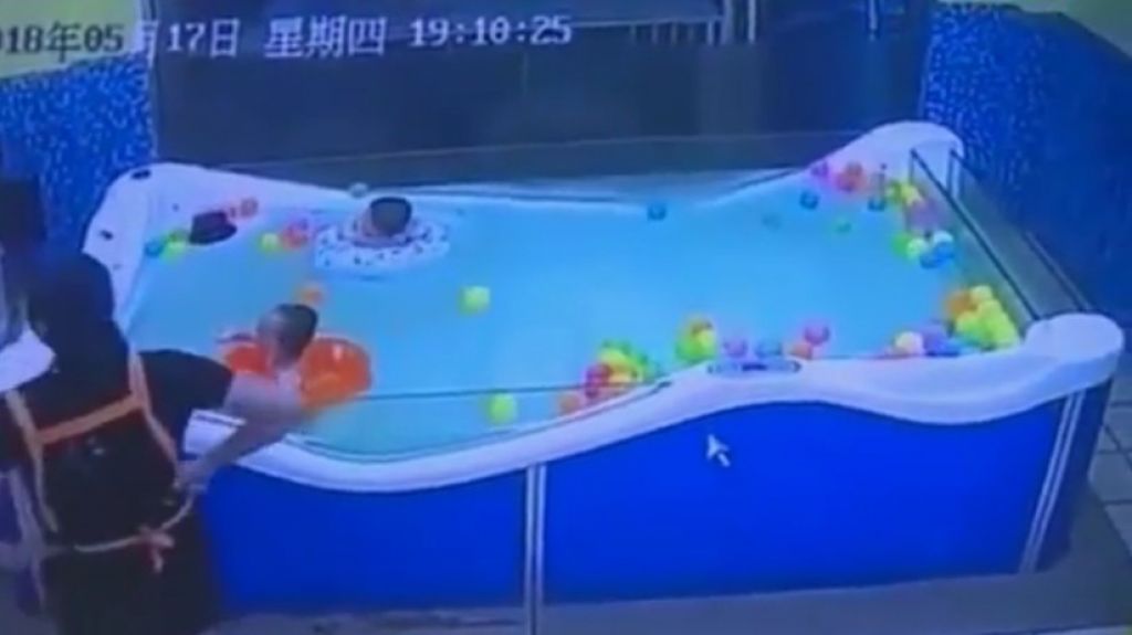  VIDEO IMPACTANTE: Beb&eacute; de 7 meses por poco muere ahogado tras un despiste de sus cuidadores 