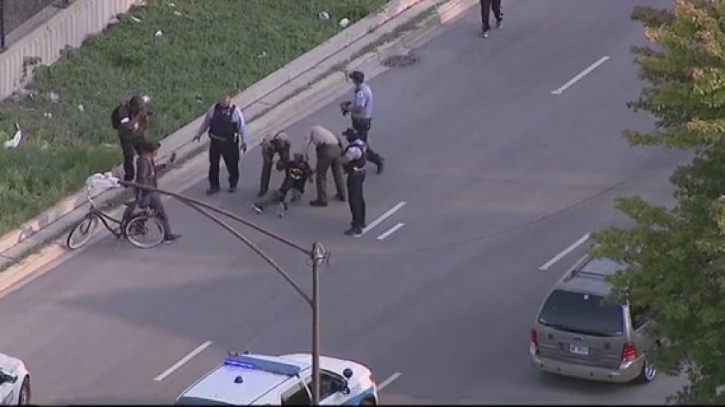  Video: Persecuci&oacute;n policiaca a un hombre que transitaba a caballo por autopista de Chicago 