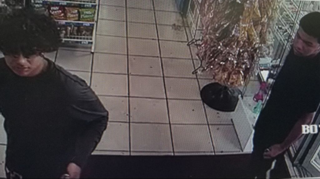  Buscan estos dos &ldquo;cacos&rdquo; que quedaron retratados robando en negocios de San Juan 