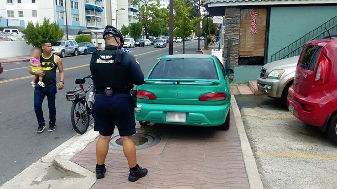 Â¿QuiÃ©n es el que abusa? El policÃ­a o el que hizo que el hombre se tire a la calle con el bebe