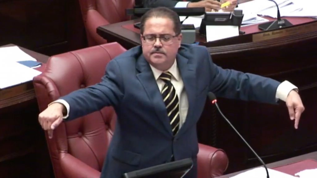  Si a usted le ofrecen bajar la deuda de 72 mil millones a 14, firme el acuerdo, dice presidente del Senado 