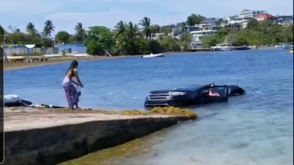  Video: Veh&iacute;culo cae al mar en rampa para botes de Fajardo 