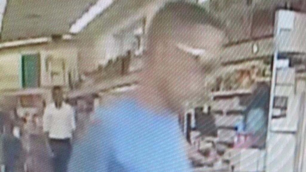  Polic&iacute;a busca a sujeto que golpe&oacute; a empleada de farmacia y rob&oacute; juguetes 