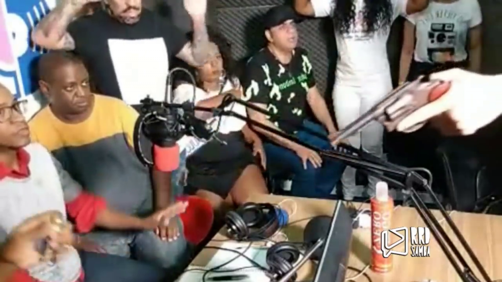  Video:Asaltan estaci&oacute;n de radio y todo se transmite en vivo 