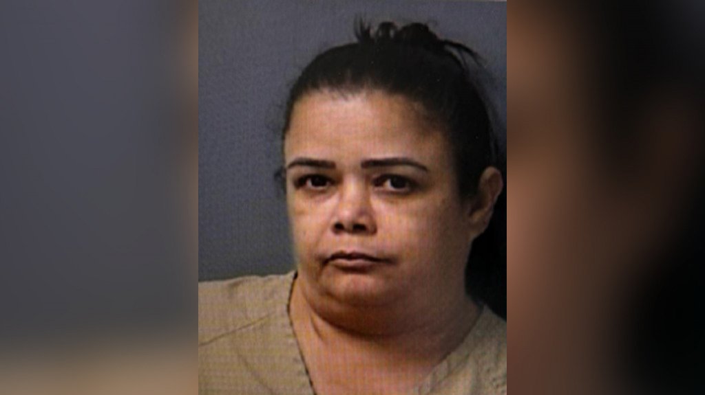  Mujer acusada de fraude y robo de identidad 