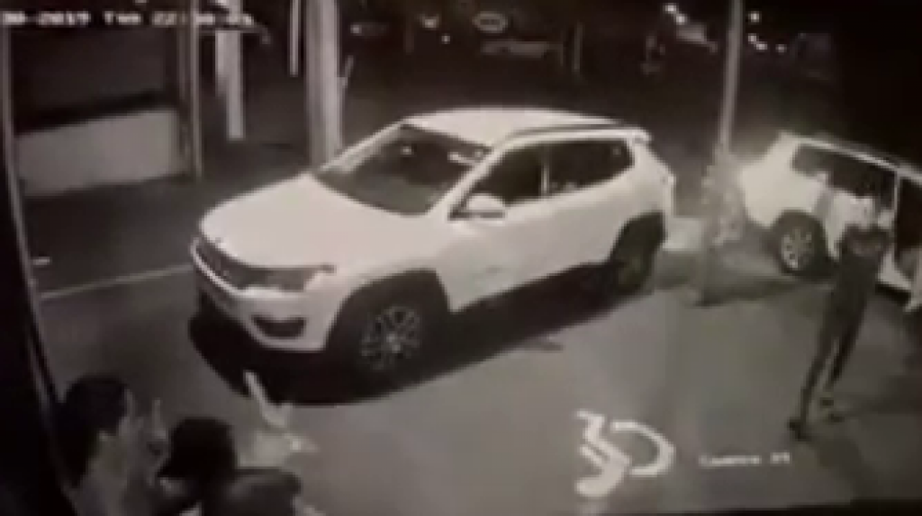  Video del momento en que &ldquo;cacos&rdquo; asaltan clientes de un lugar de &ldquo;Hamburger&rdquo; en Levittown 