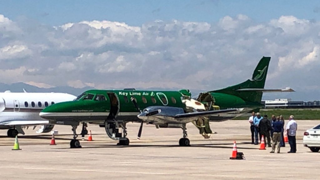  Choque entre dos aeronaves en el aire deja a una casi partida por la mitad y obliga a otra a desplegar un paraca&iacute;das 