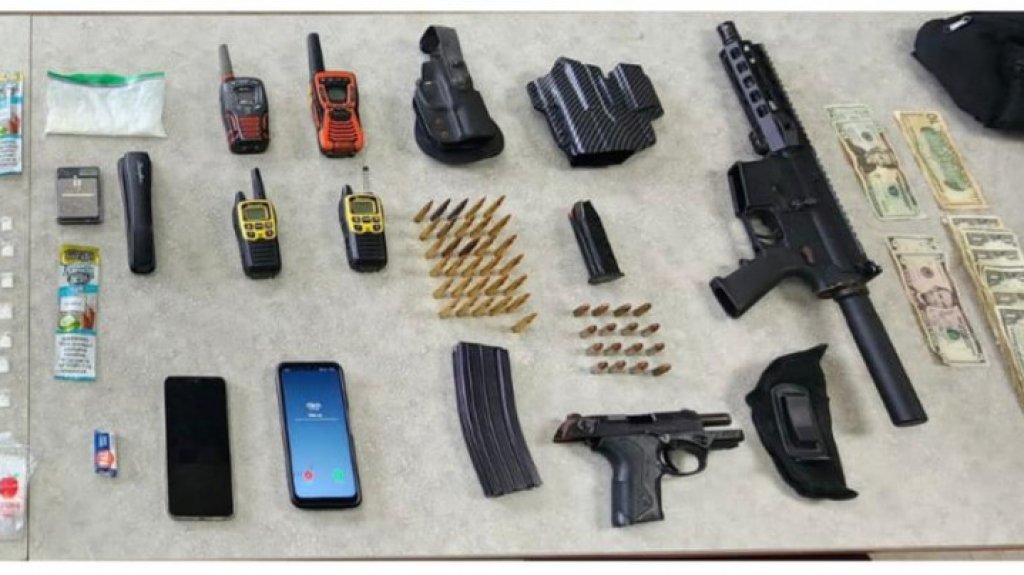  Arrestan a una joven de 22 a&ntilde;os que andaba con su hijo de 3 a&ntilde;os con armas y drogas en Manat&iacute; 