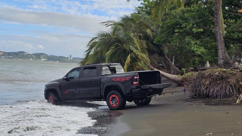  Video:Hombre que cay&oacute; con su guagua al mar en Mayag&uuml;ez aparece en hospital 