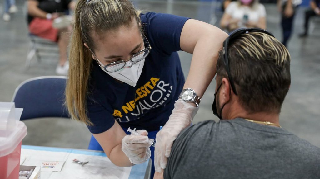  M&aacute;s de 180 estudiantes de enfermer&iacute;a participan en el S&uacute;per VacuTour 