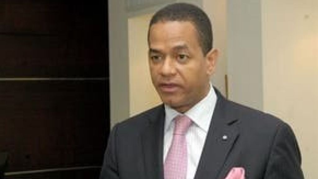  Julio César Valentín felicita a Eduardo Estrella por senaduría de Santiago 