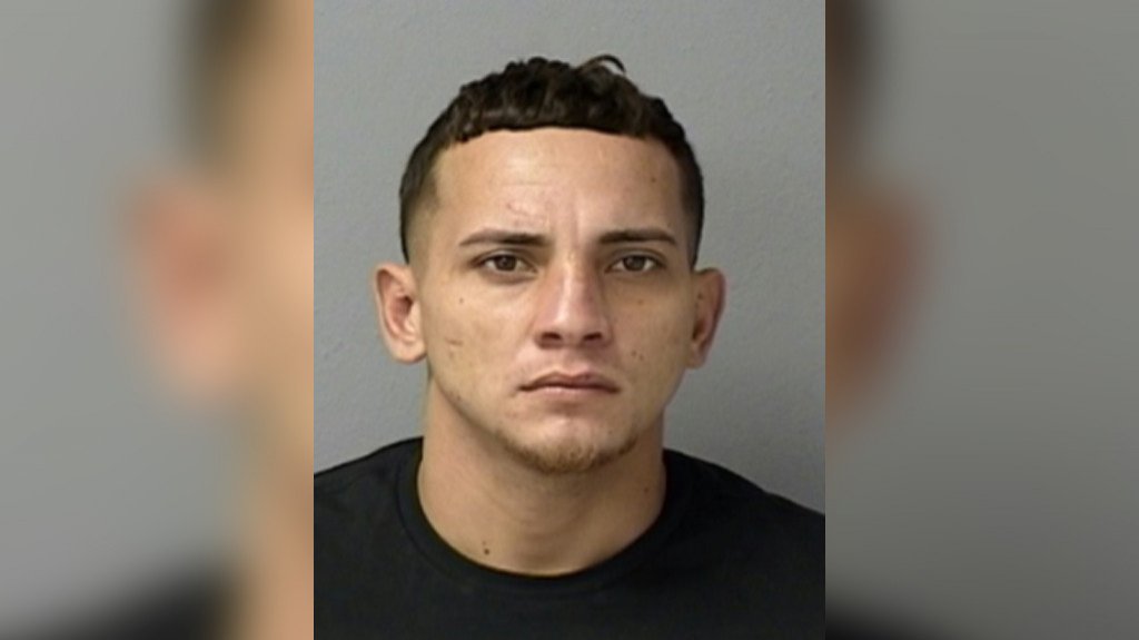  Sujeto de 24 años enfrenta cargos por robo y daños en el pueblo de Florida 