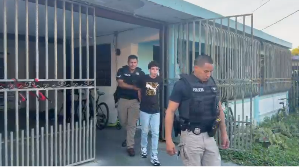  Video del momento que arrestan a una madre y a su hijo al ocupar armas y drogas en residencia de Manati 