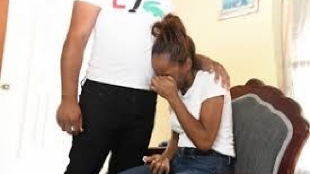  El llanto de los hijos ante la muerte de sus padres por "clerén" 