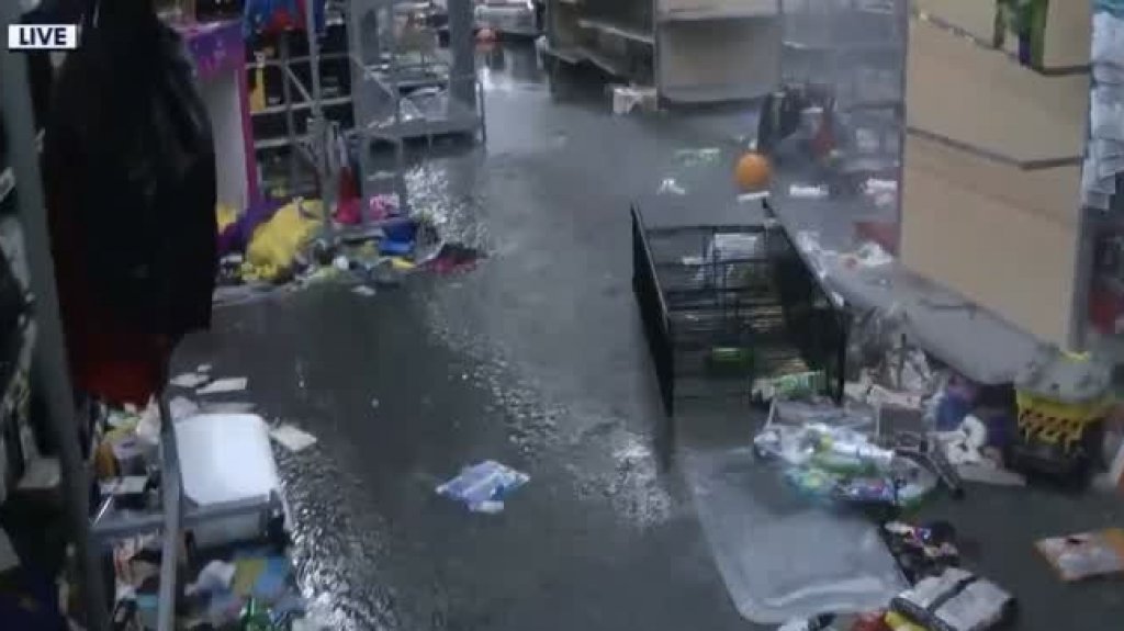  Video: Destruyen un Walmart durante protestas en Filadelfia 