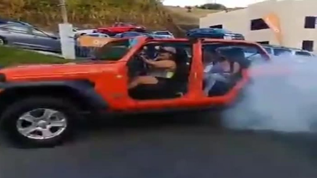  Viral video de una “Doñita” “quemando gomas” en un Jeep 