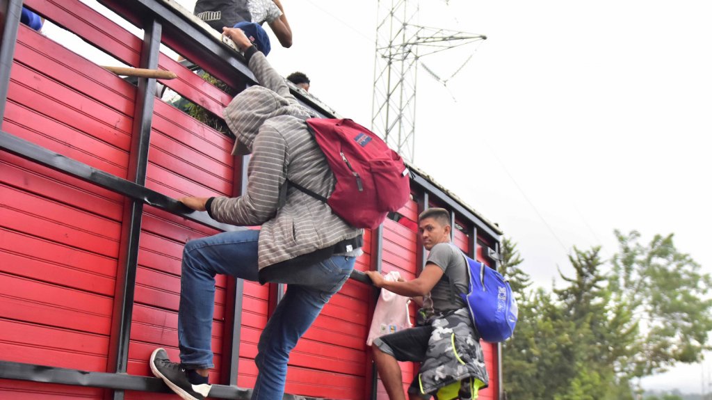  Hallan a 25 migrantes escondidos en vag&oacute;n de transporte de grano en Texas 