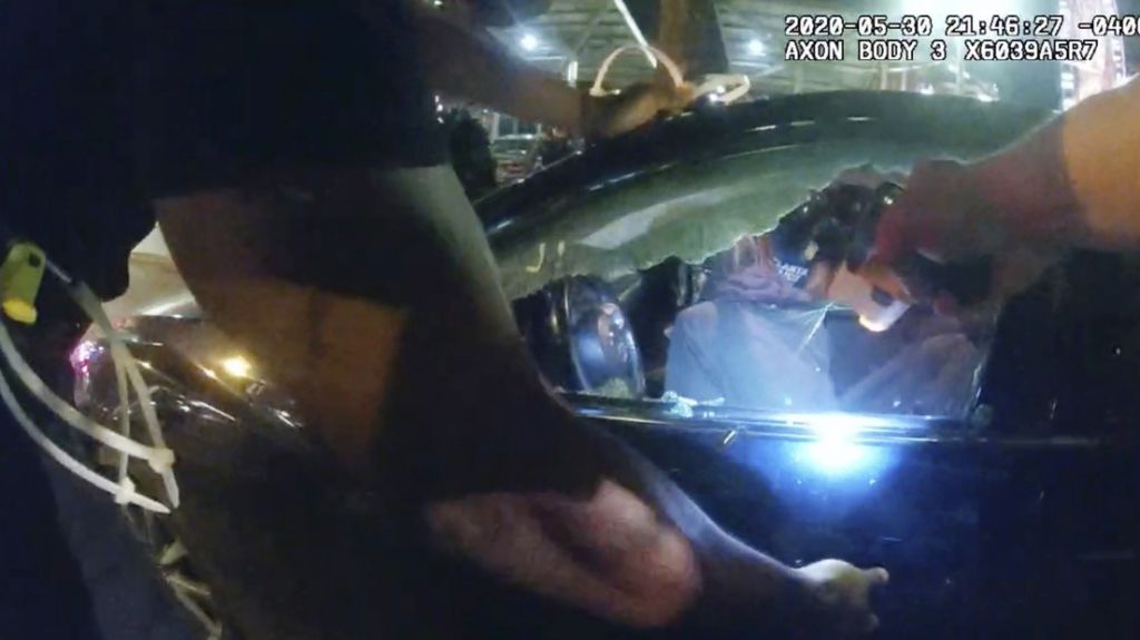  VIDEO: 6 agentes de polic&iacute;a de EE.UU. enfrentan cargos despu&eacute;s de disparar con una pistola t&aacute;ser a dos j&oacute;venes y sacarlos del veh&iacute;culo 