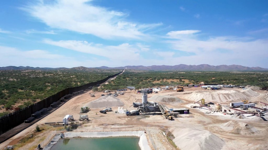  Los &ldquo;restos&ldquo; del muro de Trump, abandonados en reservas naturales 