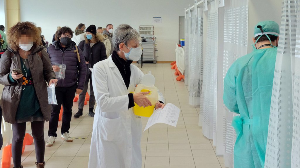  Italia registra casi 25.000 nuevos casos y 205 muertos el &uacute;ltimo d&iacute;a 