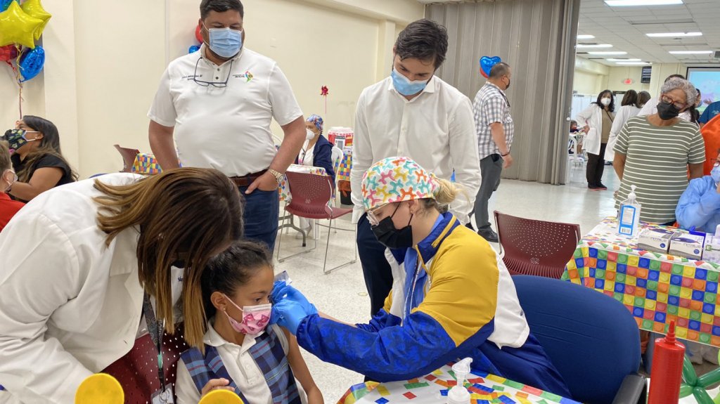  Un total de 300 vacunas contra el Covid-19 se administran a menores de cinco a 11 a&ntilde;os en esfuerzo en el que estuvo presente el gobernador 