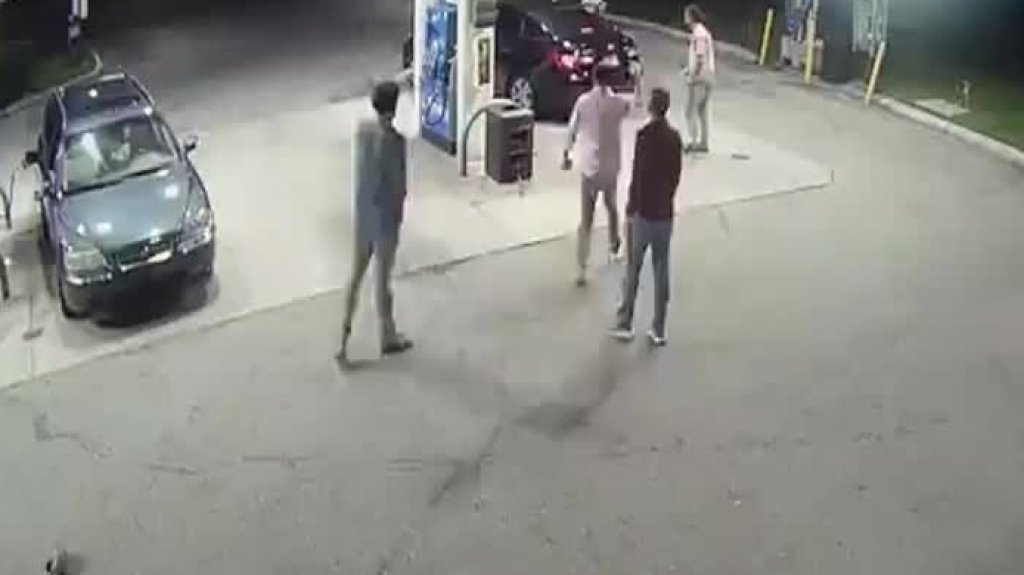  Video: Dos “cacos” intentan asaltar 4 jóvenes en una gasolinera y los jóvenes le quitan la pistola 