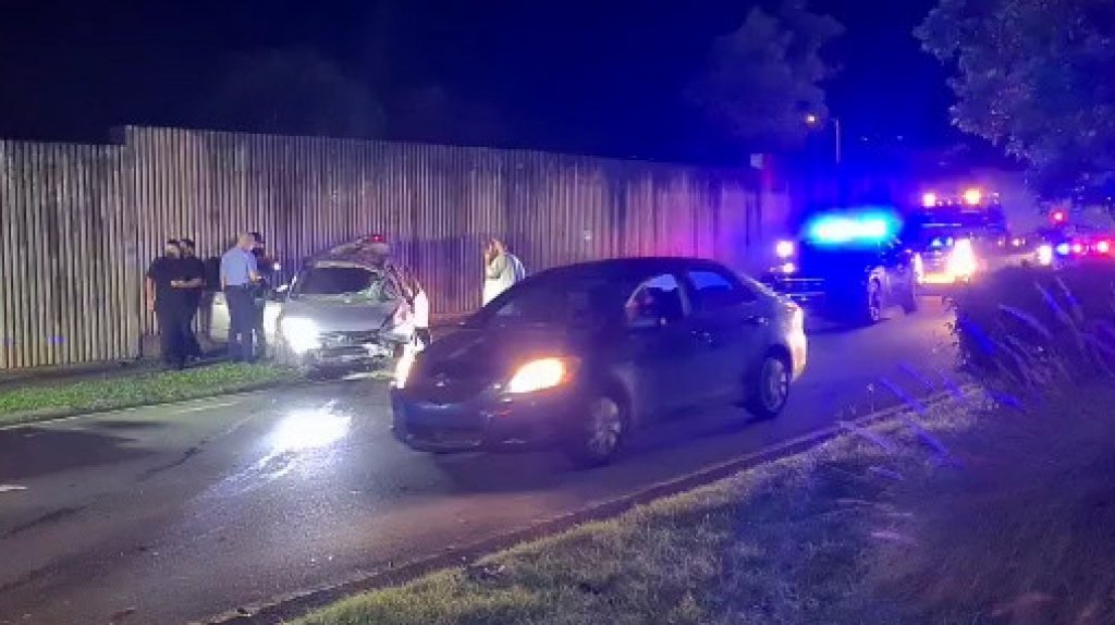  Video: Hombre choca su auto en Caguas, abandona la escena y luego su esposa llega a reclamarlo a la polic&iacute;a 