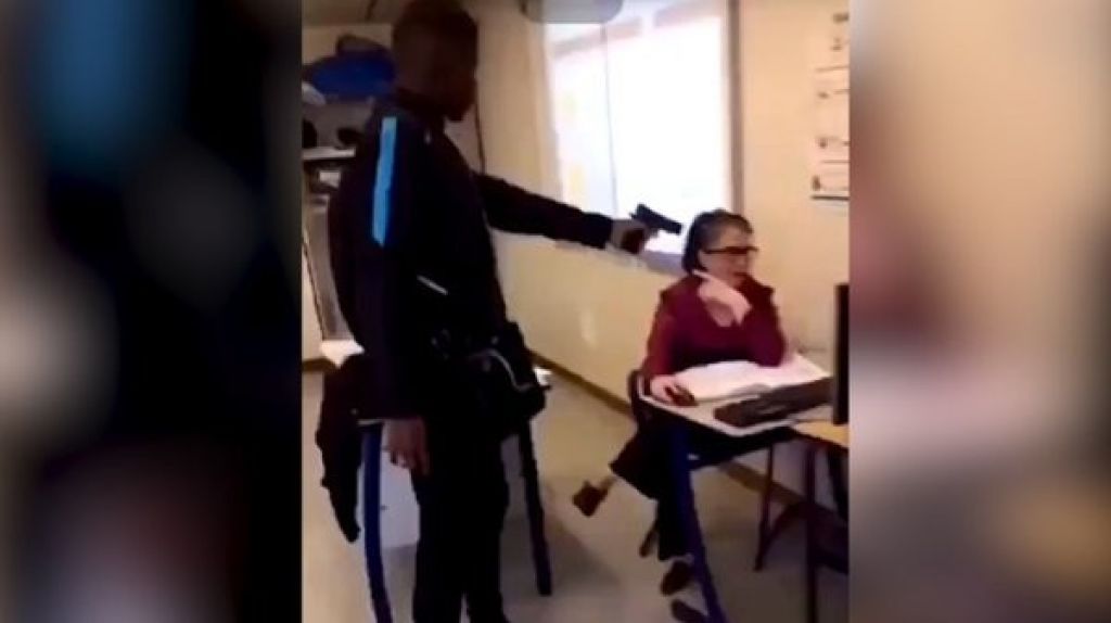  Video: Un estudiante apunta a su maestra con un arma para hacerle "una broma" 