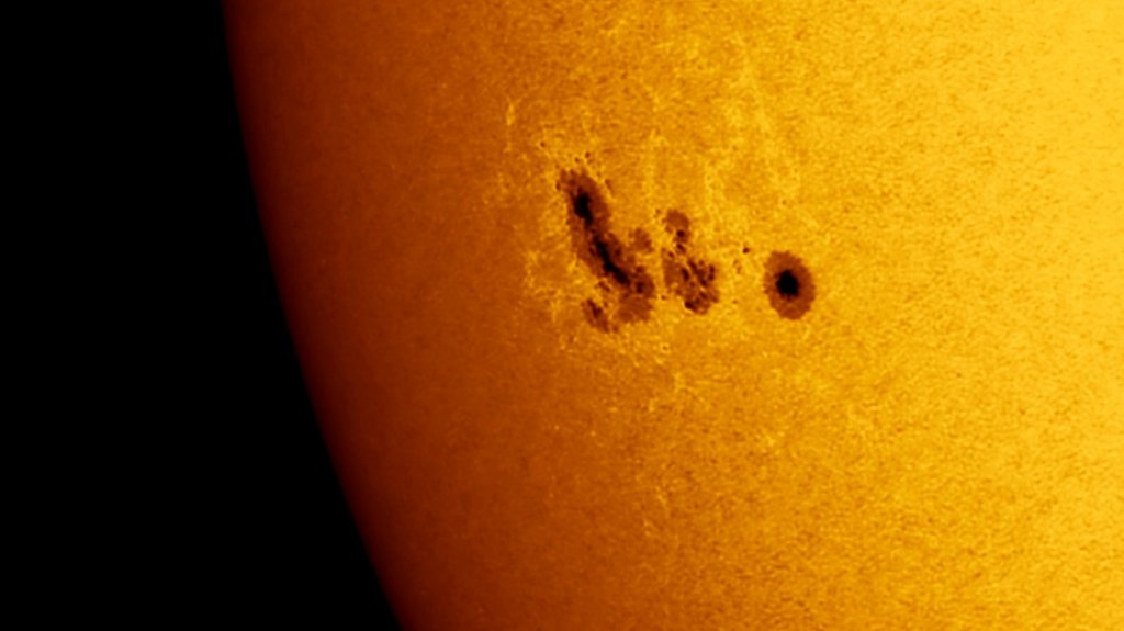  Captan desde la isla enormes manchas en el Sol 