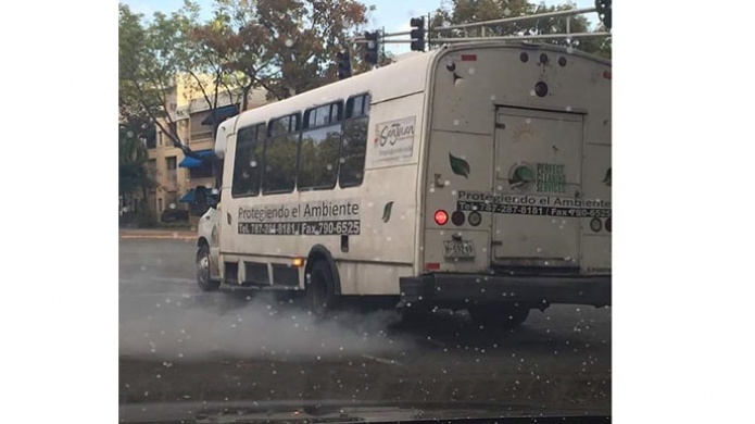VehÃ­culo con mensaje para proteger el ambiente "Humea como chimenea vieja"
