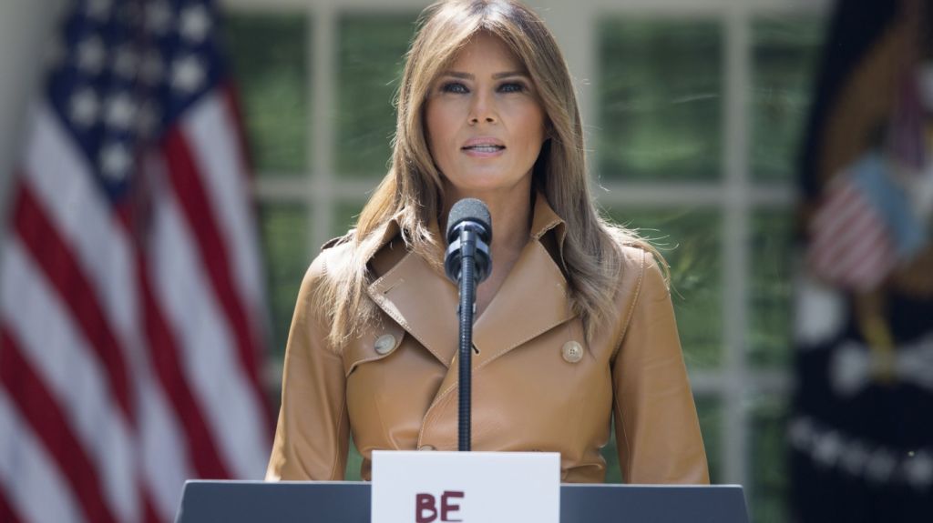  El avi&oacute;n en que vuela Melania Trump, obligado a aterrizar por humo en cabina 