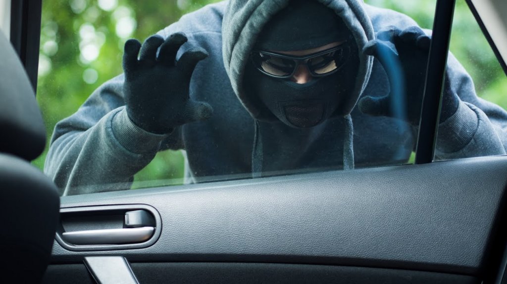  Roban seis mil d&oacute;lares desde una guagua en la urbanizaci&oacute;n Lomas Verdes 