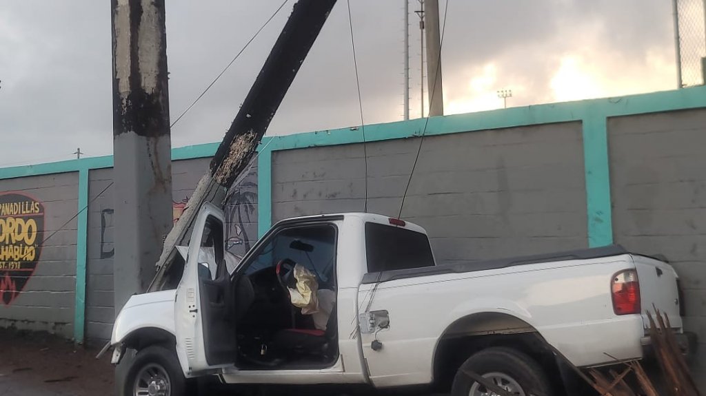  Ahora: Accidente de auto en Cata&ntilde;o deja tendido el&eacute;ctrico en el piso 