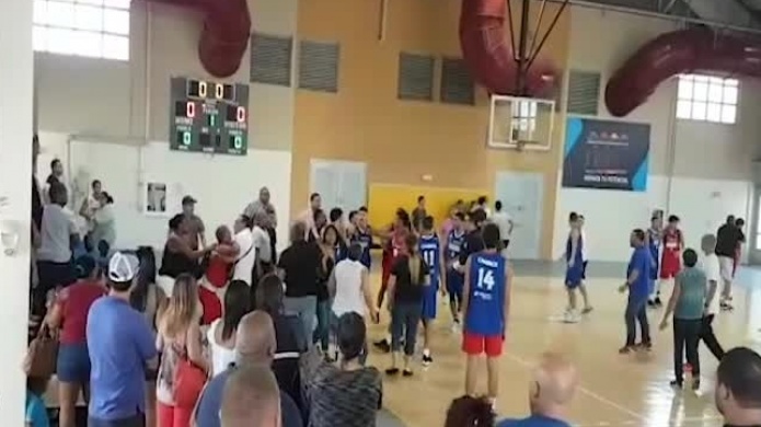 Video: Pelea durante juego de baloncesto en Santurce culmina con un joven herido 