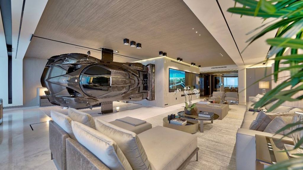  Le gusta tanto su auto deportivo de $1.5 millones que lo colg&oacute; en su condo en Miami Beach 