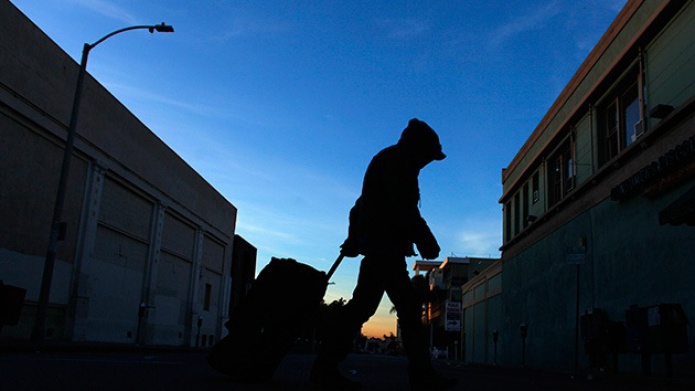 Obligan en Carolina del Sur a pagar a grupos que alimentan a los sin hogar en parques
