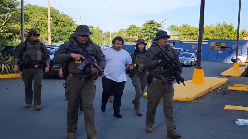  VIDEO: Momentos en que llevan arrestado a uno de los m&aacute;s buscados 