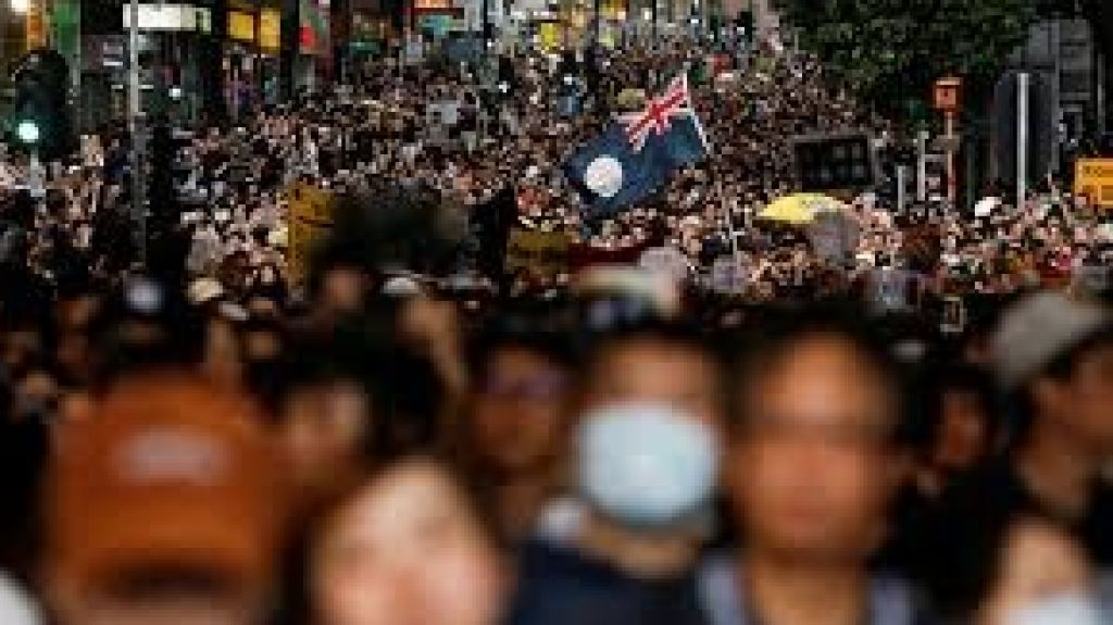  Vea video: Contin&uacute;an las protestas en Hong Kong mientras Lam pide mantener la pazde la jornada electoral 