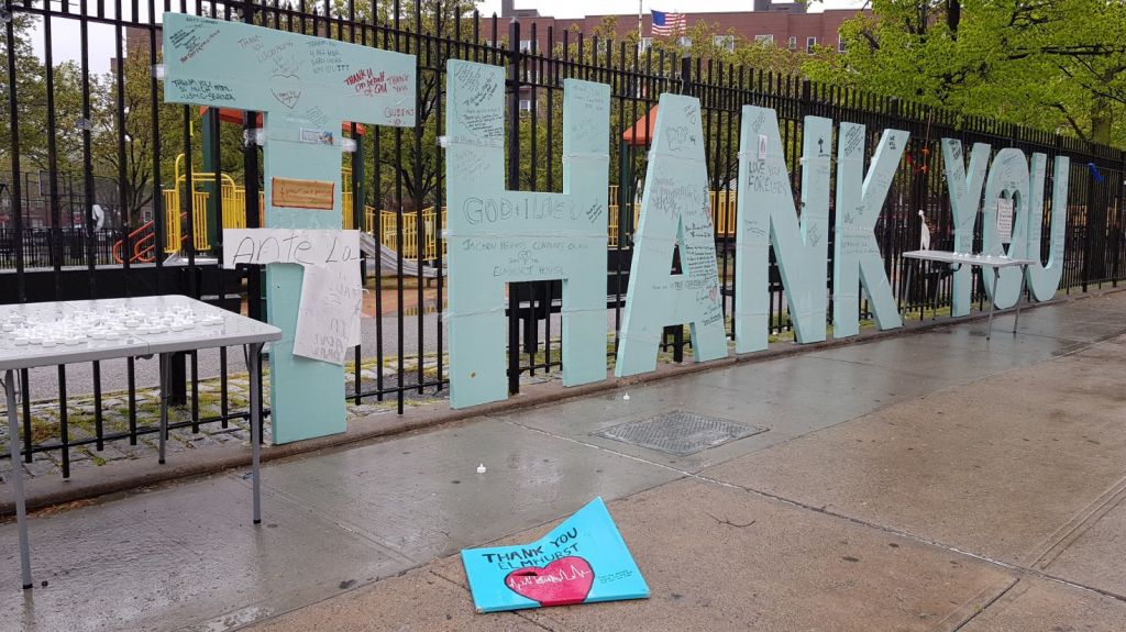  "Thank you", el altar de las v&iacute;ctimas en el epicentro neoyorkino del COVID-19 