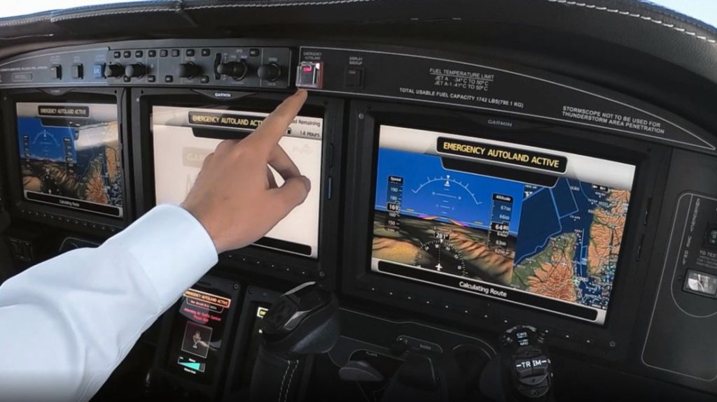  Desarrollan un botón que permite a un pasajero aterrizar el avión 